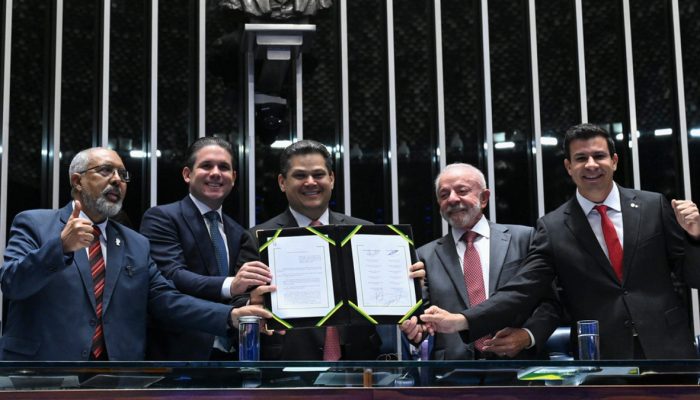 Congresso promulga fim da escala 6x1 em ato com Lula