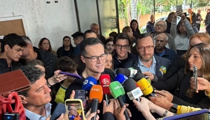 Deltan vota em Curitiba e celebra decisão de Nunes Marques