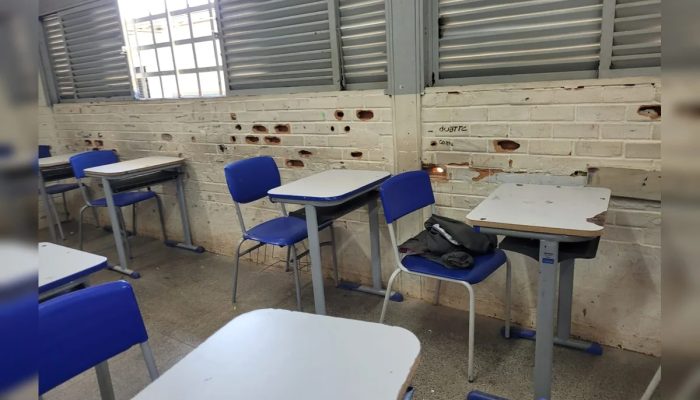 Buracos e banheiro quebrado: fotos mostram escola do DF caindo aos pedaços