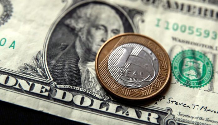 Dólar cai e fundos brasileiros no exterior disparam após liderança de Flávio
