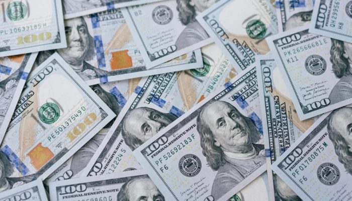 Dólar abre em trajetória de queda e se mantém abaixo de R$ 5 após 1º turno
