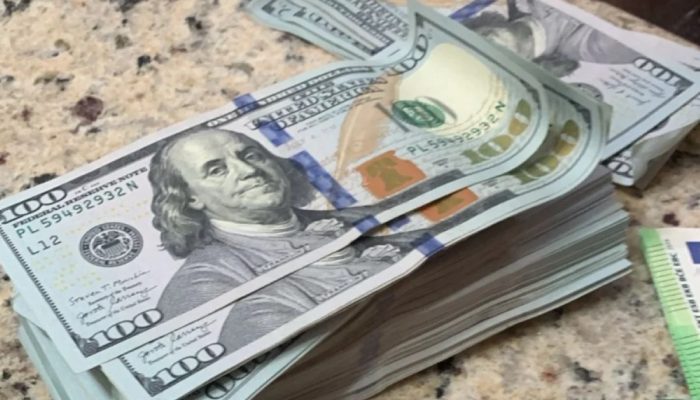 Dólar abre a R$ 5 nesta quarta à espera de ata do FED e mercados em baixa
