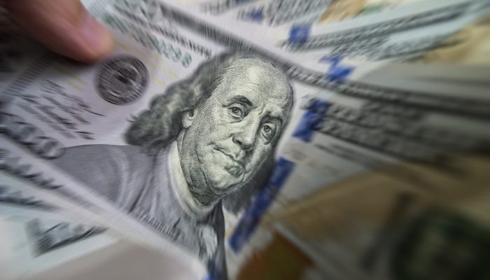 Dólar e Ibovespa operam em leve alta, de olho em dados dos EUA e às vésperas das eleições