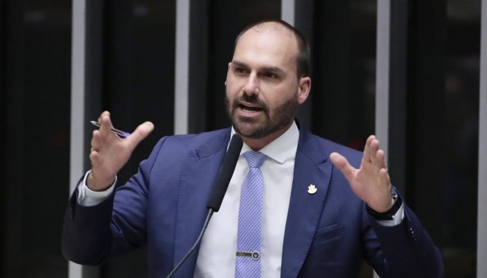 Governo Lula demite Eduardo Bolsonaro por abandono de cargo da PF