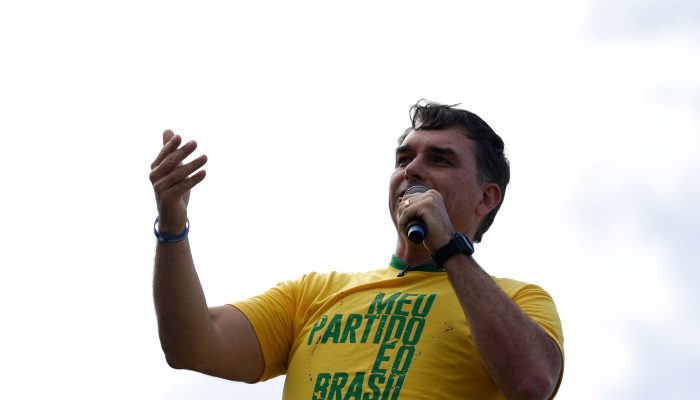 Em ato evangélico, Flávio diz que Brasil enfrenta “guerra espiritual”