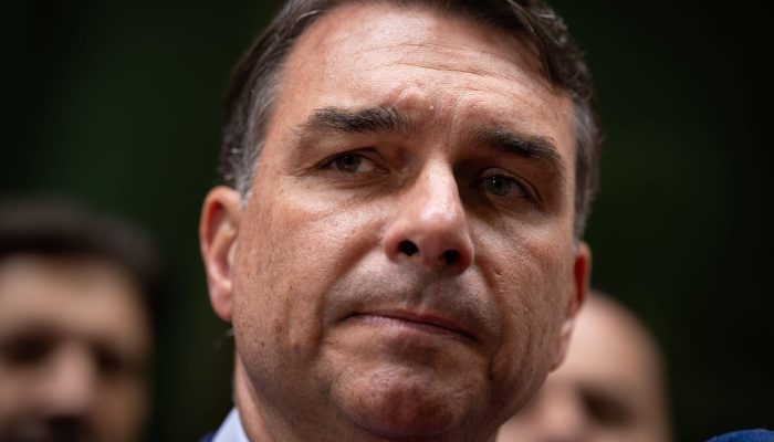 Flávio vê “complacência com fake news” na liberação de canal pró-Lula