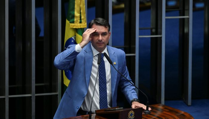 Campanha de Flávio contesta relatório do TSE sobre canal pró-Lula