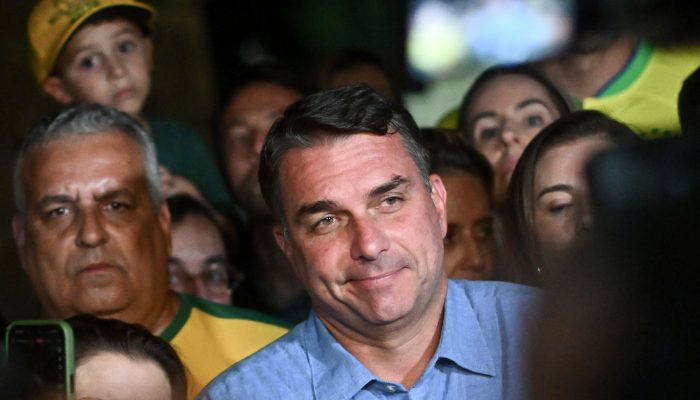 Mercado financeiro e Flávio Bolsonaro: Bolsa bate recorde e dólar cai
