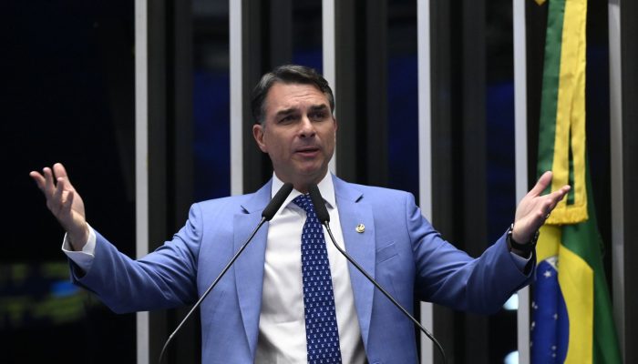 Flávio pede renúncia de Moraes após decisão contra Eduardo