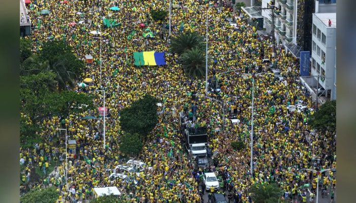 Flávio Bolsonaro participa de "bloco" no trio elétrico em Vitória (ES)