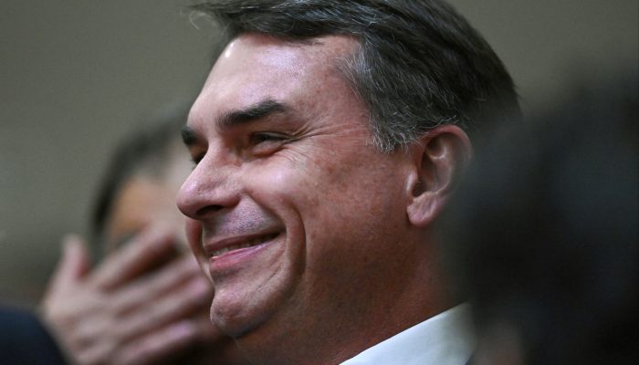 Flávio participa de missa de Nossa Senhora e confirma visita a Bolsonaro nesta terça