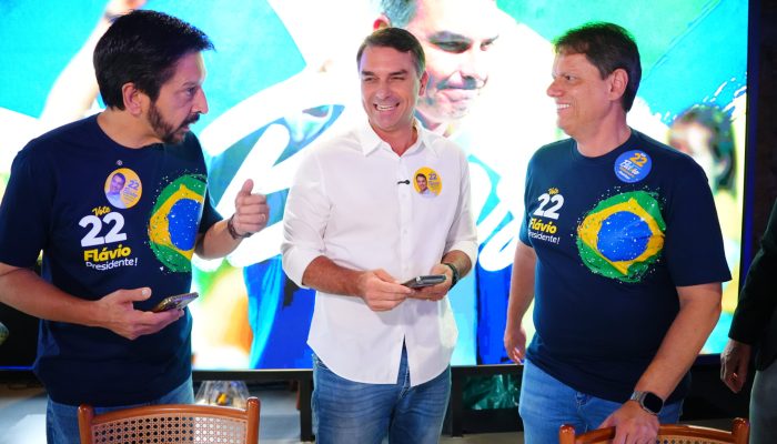 Flávio mobiliza aliados para reagir a atos pró-Lula
