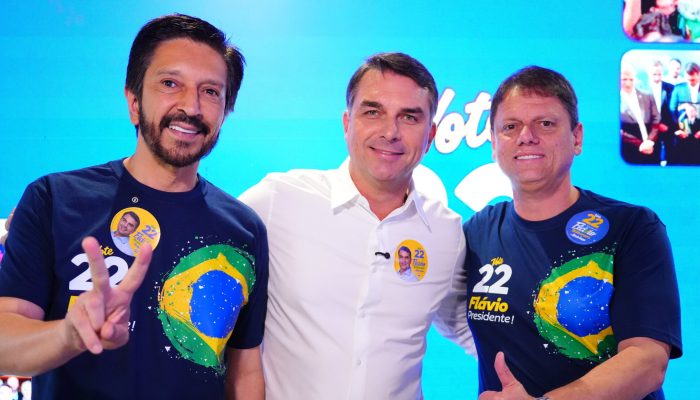 Flávio faz ato na Paulista para mobilizar apoiadores no 2º turno