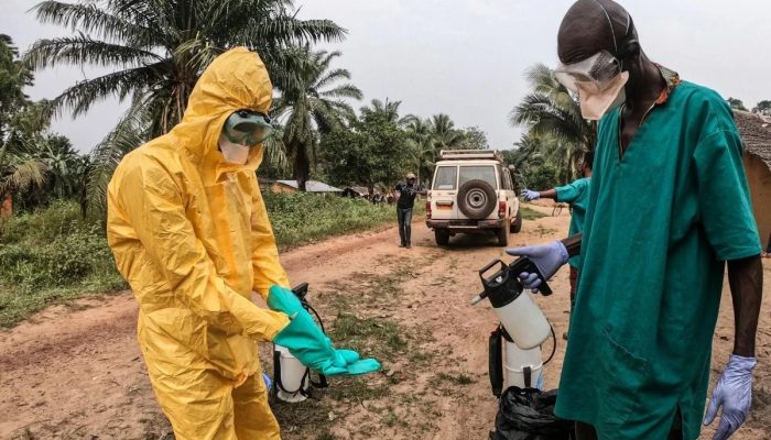 Surto de ebola no Congo avança e casos são relatados em cidade de fronteira