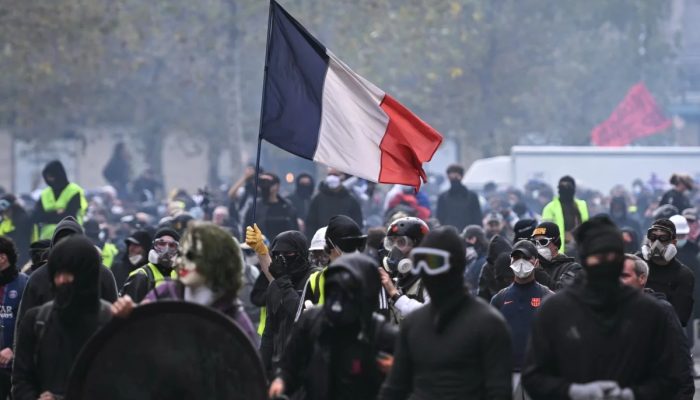 Protesto na França deixa 1.200 presos e 150 policiais feridos