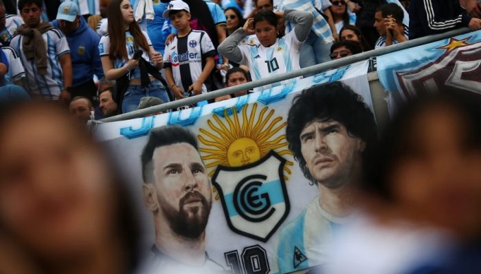 Faixas, máscara e tatuagem: torcida homenageia Messi antes de despedida