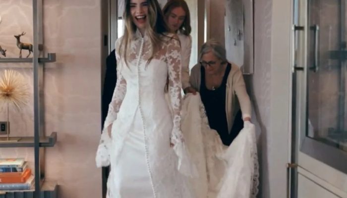 Giulia Be se casa com Conor Kennedy em vestido Harris Reed feito sob medida