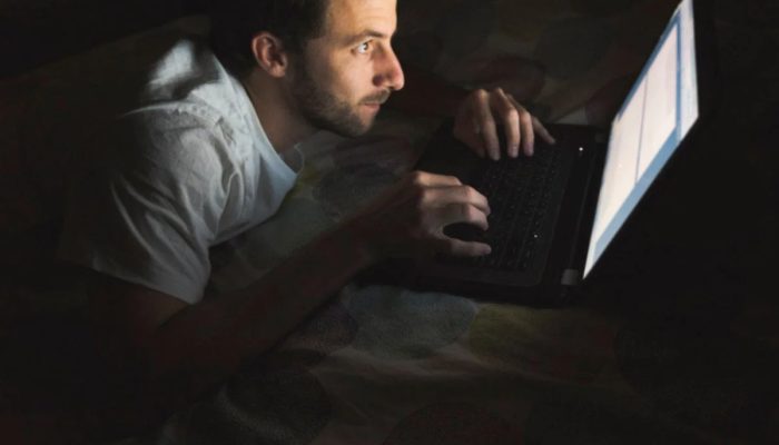 Posição inadequada e horas na frente do computador sobrecarregam os ombros
