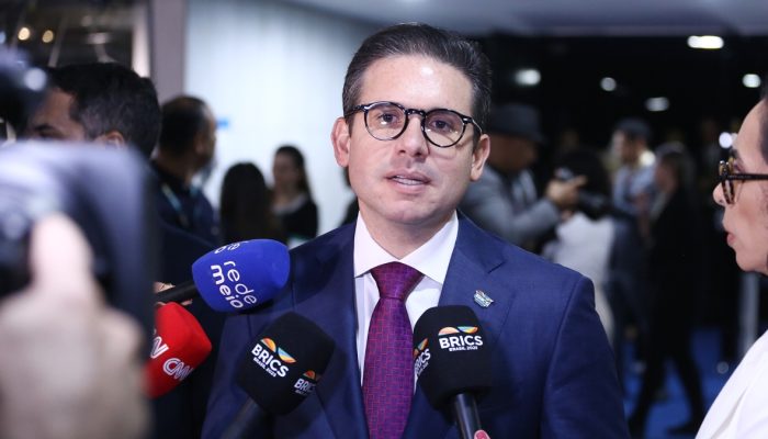 Centrão reúne 10 partidos e declara apoio à reeleição de Hugo Motta em 2027