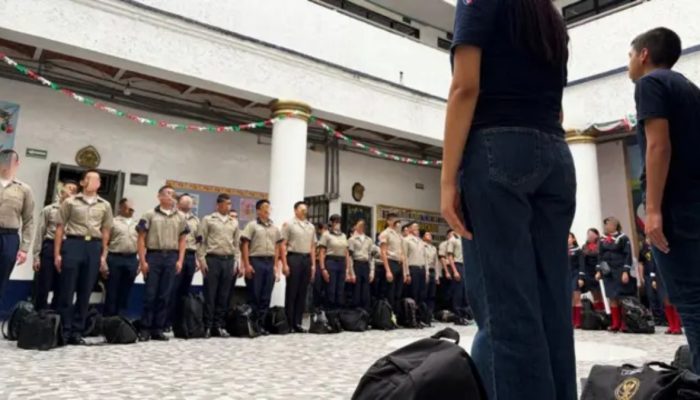 Por que o México está desmilitarizando suas escolas