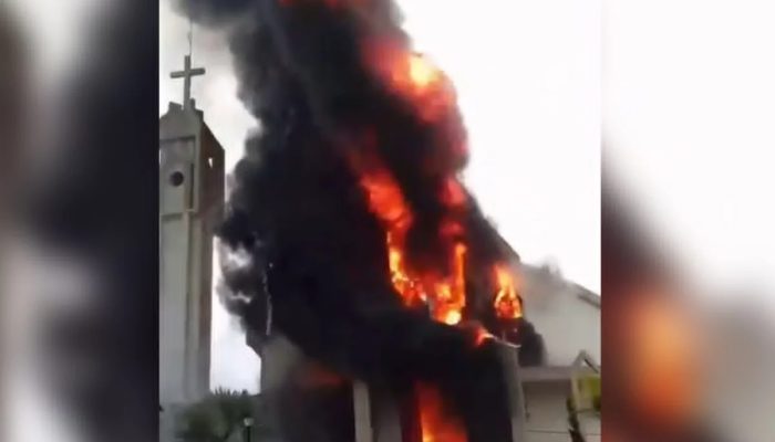 Incêndio destrói Igreja Matriz de Treze de Maio, em Santa Catarina