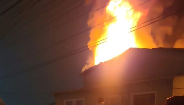 Incêndio de grandes proporções atinge fábrica de plástico na zona sul de SP