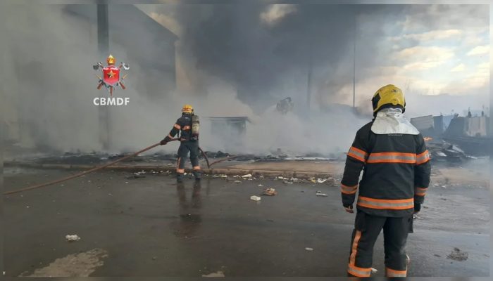 GDF faz reunião de emergência após incêndio em galpão de recicláveis