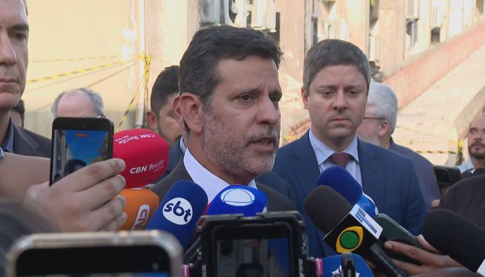 Ministro da Educação anuncia construção de novo centro de pesquisas após incêndio que destruiu prédio da UFPE