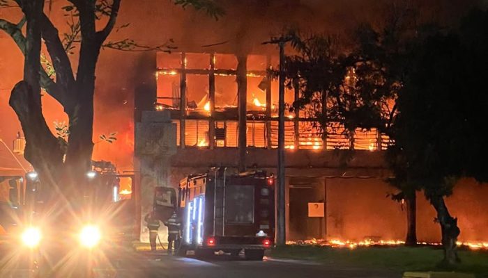 Incêndio de grandes proporções atinge prédio da UFPE no Recife; VÍDEO
