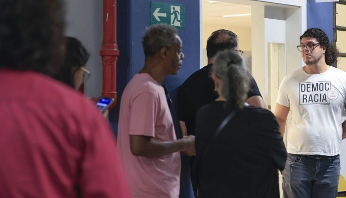 Eleitores têm até as 17h para escolher candidatos