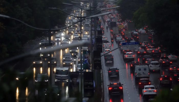 Chuva alaga ruas do centro e deixa um morto na zona norte de São Paulo