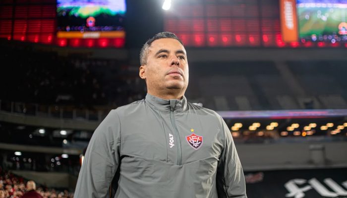 Jair Ventura aponta disparidade de investimentos e "cutuca" o Corinthians