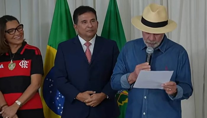 Após polêmica com Flávio, Janja aparece usando medalha de Nossa Senhora
