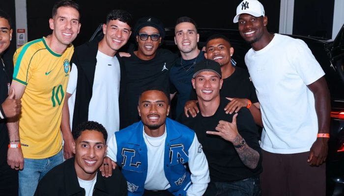 Jogadores do Athletico-PR tietam Ronaldinho Gaúcho em jogo festivo