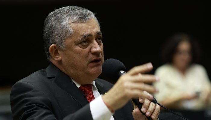 Governo pretende cortar cargos indicados por partidos que apoiarão Flávio
