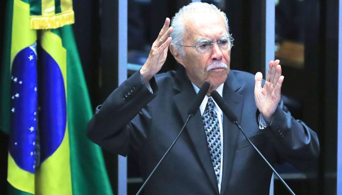 José Sarney segue na UTI após cirurgia no abdômen
