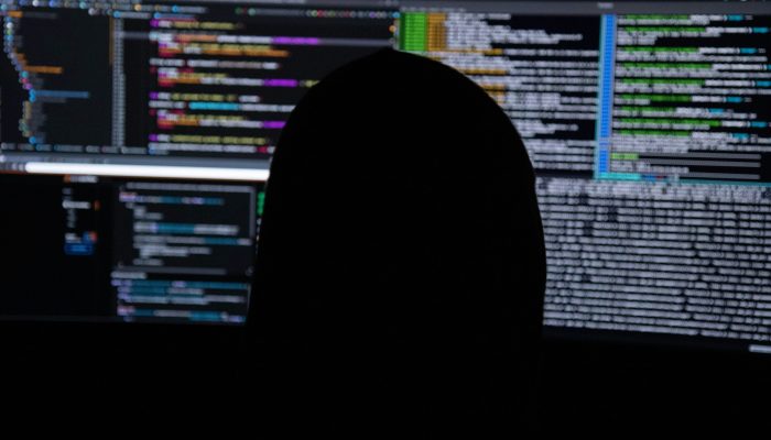 Polícia espanhola prende adolescente de 16 anos suspeito de liderar grupo de hackers em investigação na Europa