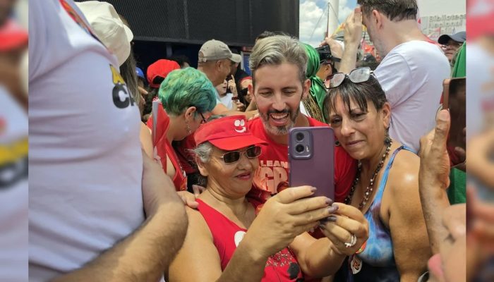 "O povo tá na rua defendendo direitos", diz Grass em ato da esquerda no DF