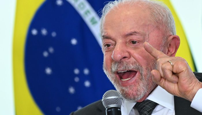 Lula diz que "carrega nas costas a promiscuidade" do STF