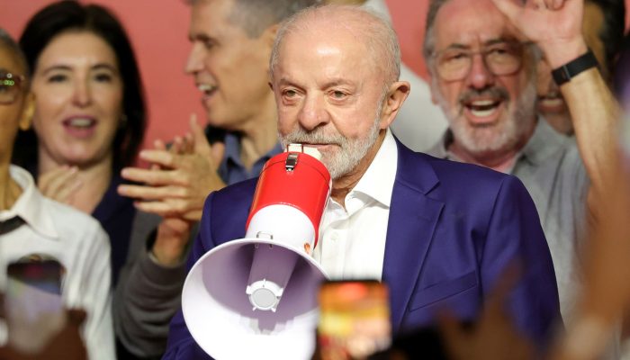 Lula anuncia PEC do passe livre nos finais de semana