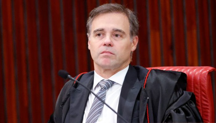 Mendonça manda PT retirar anúncios e CUT apagar posts contra Flávio
