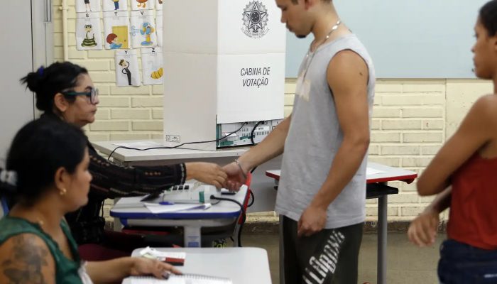 Caminhos da Reportagem: importância do voto para jovens e idosos