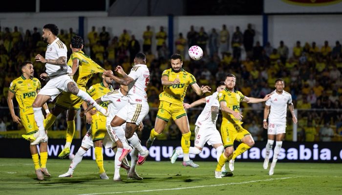 Com um a mais, Mirassol vence e complica Internacional no Brasileirão