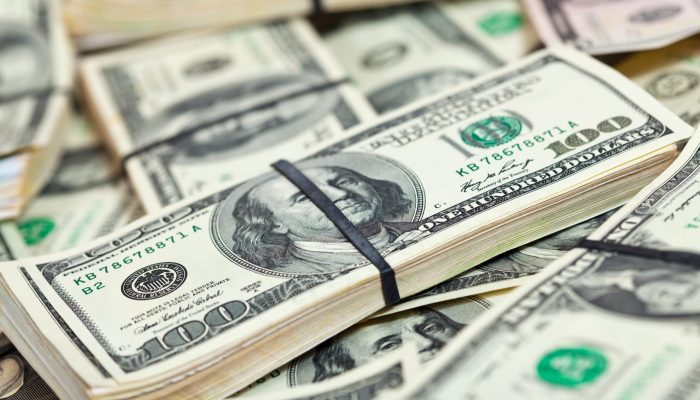 Dólar cai a R$ 4,97, com cenário político e balança comercial no foco; Ibovespa recua