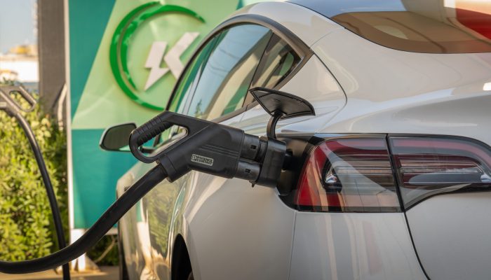 87% dos brasileiros consideram comprar carro elétrico; preço da gasolina pesa na decisão