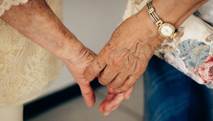 59% dos brasileiros querem parar de trabalhar até os 60 anos, mas só 28% acham que vão conseguir, diz pesquisa