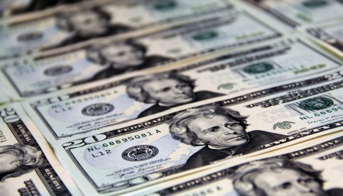 Ibovespa sobe, fecha aos 209 mil pontos e bate novo recorde; dólar cai a R$ 4,98
