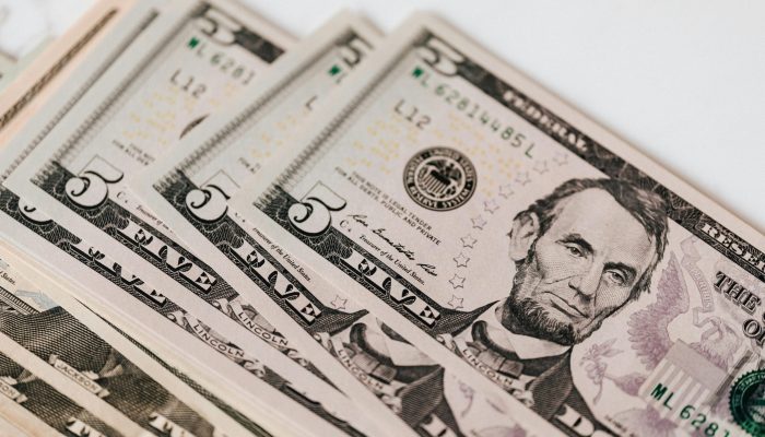Dólar abre em leve alta, com foco em inflação americana e cenário político brasileiro