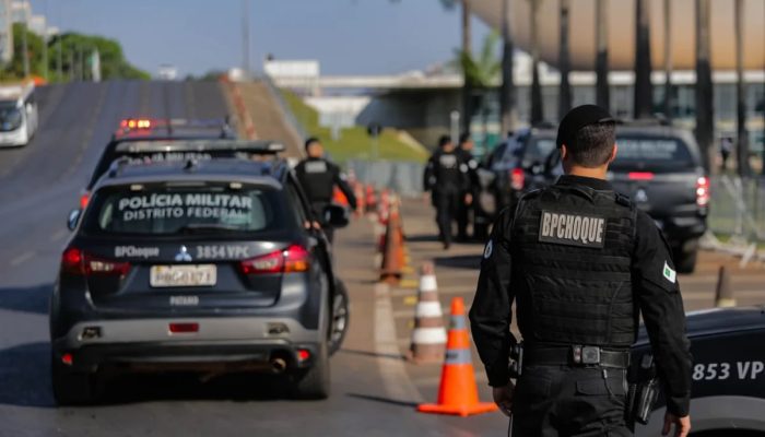 Faixas do Eixo Monumental em frente ao STF são bloqueadas para trânsito
