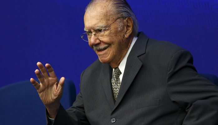 José Sarney recebe alta hospitalar após nove dias de internação